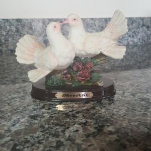 meerchi pair of kissing doves.